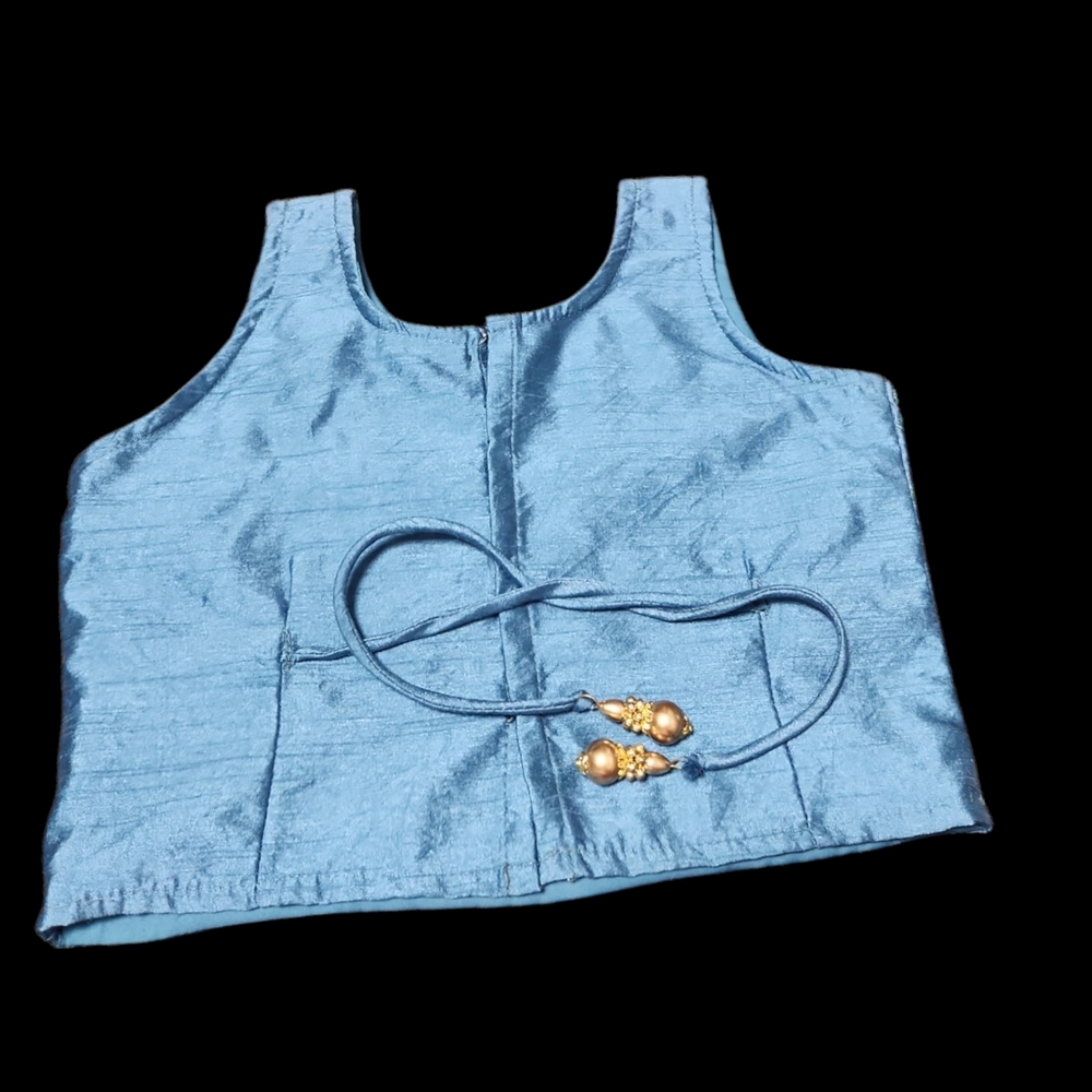 3 Tops with Textured Details - Picture 2 of 7